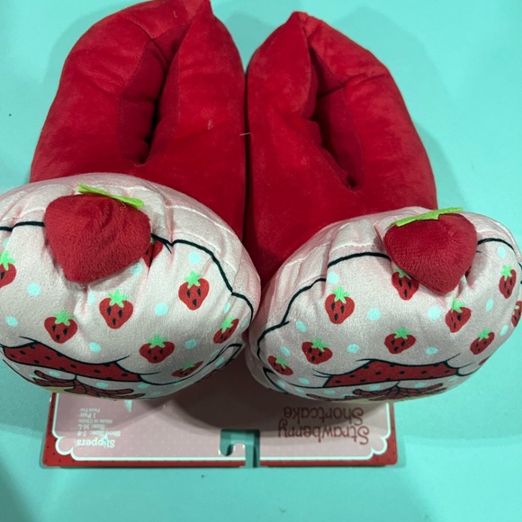 STRAWBERRY SHORTCAKE PLUSH SLIPPERS. BRAND NEW. ADULT SIZE SMALL-MEDIUM - Picture 2 of 9